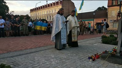 Молебень за загиблими відбувся на площі Петефі в Ужгороді