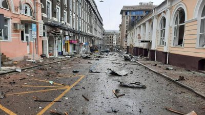 Вибиті вікна та дим біля міськради: наслідки авіаудару у центрі Харкова Вибиті вікна та дим біля міськради: наслідки авіаудару у центрі Харкова