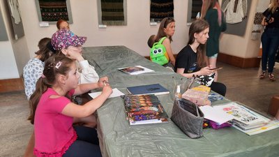 У Тернополі дітей-переселенців навчали створювати малюнки за текстами віршів У Тернополі дітей-переселенців навчали створювати малюнки за текстами віршів