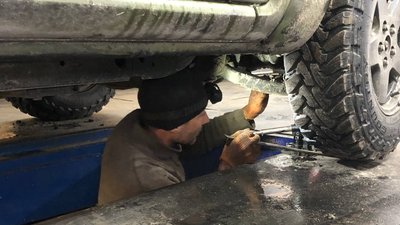 На Миколаївщині ремонтують авто для ЗСУ На Миколаївщині ремонтують авто для ЗСУ