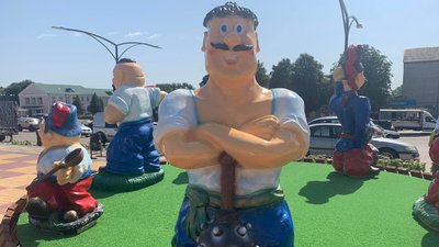 Скульптури українських козаків встановили у Радомишлі на Житомирщині Скульптури українських козаків встановили у Радомишлі на Житомирщині