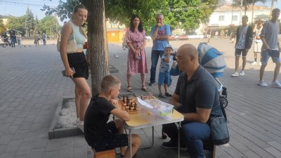 У Луцьку восьмирічний школяр грає з перехожими у шахи: гроші передає на потреби ЗСУ У Луцьку восьмирічний школяр грає з перехожими у шахи: гроші передає на потреби ЗСУ