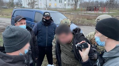 Блогера з Дніпра, який плюнув у патрульного в Харкові, підозрюють у погрозі поліцейському