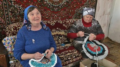Волинські бабусі-волонтерки плетуть килимки для військових
