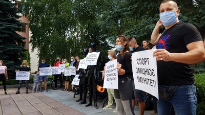 Під міськрадою Рівного – акція: вимагають відкрити дитсадки та спортсекції Під міськрадою Рівного – акція: вимагають відкрити дитсадки та спортсекції