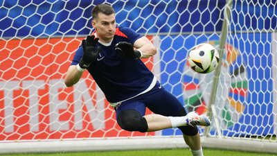 "Жирона" взяла в оренду воротаря збірної Хорватії у конкуренцію українцю Крапивцову