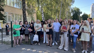 У Полтаві частина батьків з дитсадку №80 протестують проти об’єднання зі школою №39 У Полтаві частина батьків з дитсадку №80 протестують проти об’єднання зі школою №39