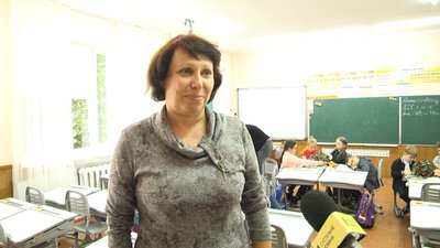 У Житомирі волонтерка вчить школярів плести маскувальні сітки на захисні шоломи військових У Житомирі волонтерка вчить школярів плести маскувальні сітки на захисні шоломи військових