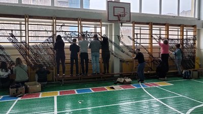 Волонтерський фронт у школі Дніпра: плетуть сітки, допомагають шпиталю, збирають "гуманітарку"