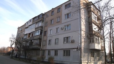 За 60 років жодного капремонту. Мешканці багатоповерхівки скаржаться на підтоплення підвалу