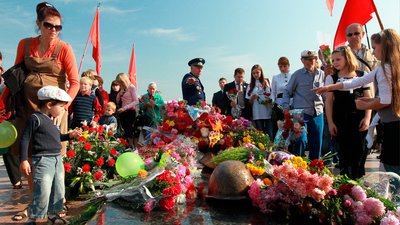 Покладання квітів до обеліска на Болдиній горі у 2011 році Покладання квітів до обеліска на Болдиній горі у 2011 році