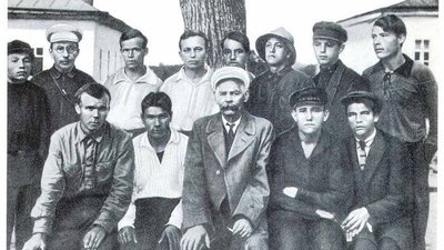 О.М.Горький і А.С.Макаренко з групою вихованців колонії О.М.Горький і А.С.Макаренко з групою вихованців колонії