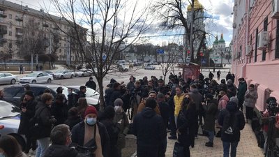 У Києві активісти вийшли на підтримку письменника, якого судять за розбите вікно ОПУ У Києві активісти вийшли на підтримку письменника, якого судять за розбите вікно ОПУ
