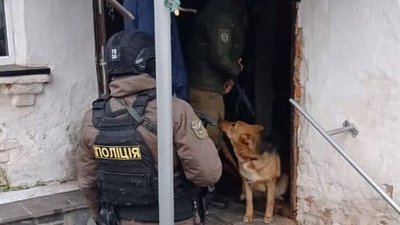На Житомирщині з обійстя чоловіка поліцейські вилучили 20 пакунків наркотичного зілля На Житомирщині з обійстя чоловіка поліцейські вилучили 20 пакунків наркотичного зілля