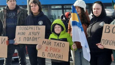 "Не мовчи. Полон вбиває". Рідні військовополонених організували автопробіг містами Дніпропетровщини "Не мовчи. Полон вбиває". Рідні військовополонених організували автопробіг містами Дніпропетровщини