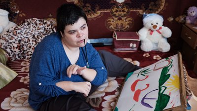 Малює картини з пензликом у зубах. Буковинка Оксана Попадюк. СУСПІЛЬНЕ | ЛЮДИ