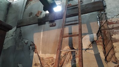На Тернопільщині чоловік щодня понад 20 років заводить годинник на міській ратуші На Тернопільщині чоловік щодня понад 20 років заводить годинник на міській ратуші