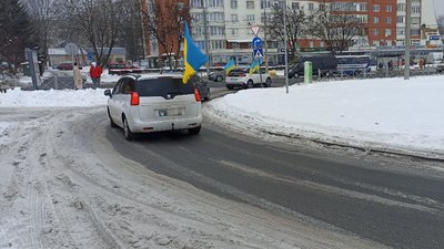 Авто з державними прапорами на вулицях Тернополя Авто з державними прапорами на вулицях Тернополя