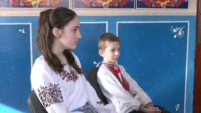 Діти на Волині роблять обереги для військових Діти на Волині роблять обереги для військових