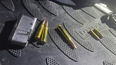 На Закарпатті водій намагався вивезти зброю до Словаччини На Закарпатті водій намагався вивезти зброю до Словаччини