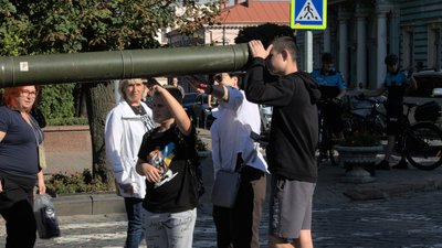 "Це втрати, які показують нашу силу". Як чернівчани реагують на виставку зі спаленою російською технікою