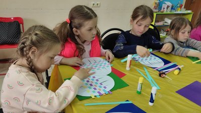 Переселенка з Бучі проводить мистецькі майстеркласи для дітей у Луцьку Переселенка з Бучі проводить мистецькі майстеркласи для дітей у Луцьку