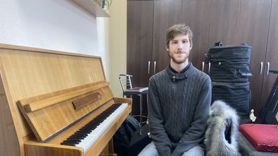 У полтавській філармонії репетирує піаніст з інвалідністю Ніколя Мирошниченко із Харкова