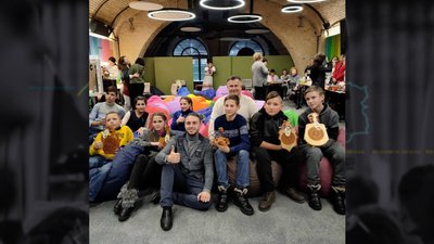 Діти вчаться робити вироби з дерева Діти вчаться робити вироби з дерева