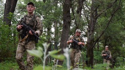 Питали дорогу в місцевих: на Закарпатті у лісі затримали двох чоловіків, які намагалися перетнути кордон