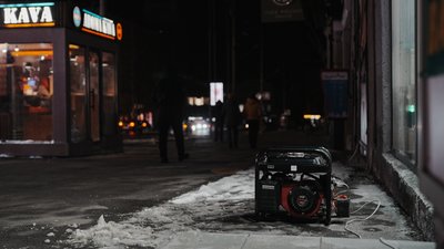 Генератор на вулиці у Харкові під час відключення світла