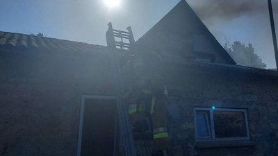 У Миколаївській області внаслідок обстрілу виникла пожежа в будівлі