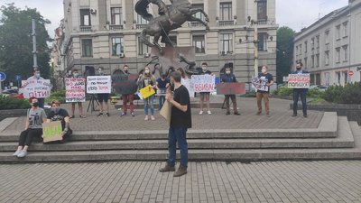 У Львові, під обласним управлінням поліції, вимагають відставки Авакова