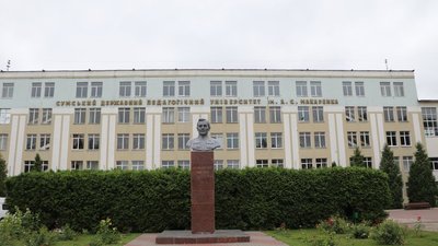 Пам'ятник Антону Макаренку біля Сумського державного педуніверситету