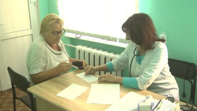 Перед вакцинацією, людина має пройти загальний огляд, опитування та підписати згоду. Фото: Суспільне. Перед вакцинацією, людина має пройти загальний огляд, опитування та підписати згоду. Фото: Суспільне.