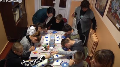 Діти з вадами зору в петриківському стилі розписали новорічні прикраси