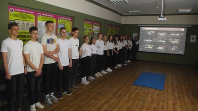 Окрім студентів тир можуть відвідувати школярі й працівники навчальних закладів. Окрім студентів тир можуть відвідувати школярі й працівники навчальних закладів.