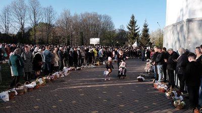 У Чернівцях освятити кошики прийшли сотні вірян. Фоторепортаж