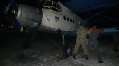 У Коломиї затримали літак, на якому перевозили контрабандні цигарки в Румунію
