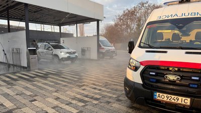 В Ужгороді безкоштовно миють автомобілі екстреної меддопомоги В Ужгороді безкоштовно миють автомобілі екстреної меддопомоги