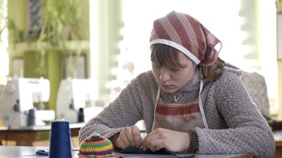 Учні спеціальної школи з Вінниччини виготовляють окопні свічки для оборонців Учні спеціальної школи з Вінниччини виготовляють окопні свічки для оборонців