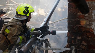 Надзвичайник гасить пожежу у будівлі, 6 липня 2025 року, Миколаїв Надзвичайник гасить пожежу у будівлі, 6 липня 2025 року, Миколаїв
