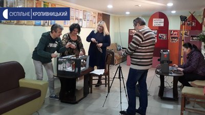 В театрі ляльок Кропивницького вперше зробили паперову онлайн виставу