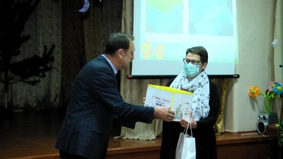Учні Житомирської спецшколи №2 зібрали на ярмарку 3 220 гривень для реабілітації дітей