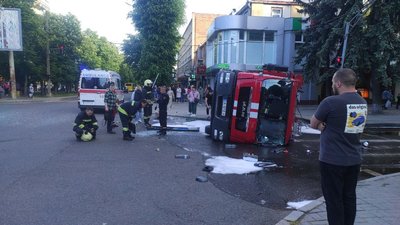 У Черкасах в ДТП потрапив тролейбус, пожежна машина та автомобіль, є травмовані У Черкасах в ДТП потрапив тролейбус, пожежна машина та автомобіль, є травмовані