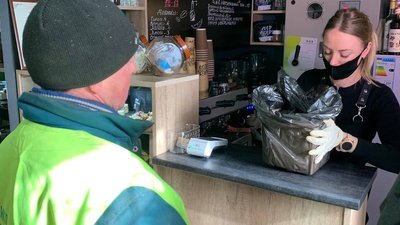 У вінницькому парку кавовою гущею посипали доріжки