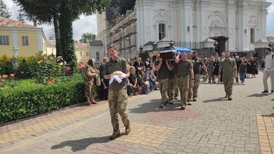 У Луцьку попрощалися із 37-річним загиблим бійцем Романом Гошком