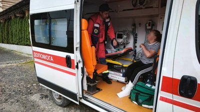 На Закарпатті рятувальники допомогли туристці, яка травмувала ногу під час спуску з Гимби