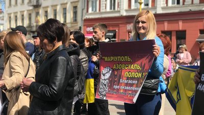 "Поверніть Азов". У Івано-Франківську провели акцію на підтримку полонених азовців "Поверніть Азов". У Івано-Франківську провели акцію на підтримку полонених азовців