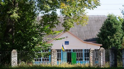 По всьому селу майоріють українські прапори. Чернігівщина По всьому селу майоріють українські прапори. Чернігівщина
