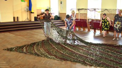“Чим можемо, тим допомагаємо”: як на Вінниччині плетуть експериментальні маскувальні сітки від російських безпілотників “Чим можемо, тим допомагаємо”: як на Вінниччині плетуть експериментальні маскувальні сітки від російських безпілотників